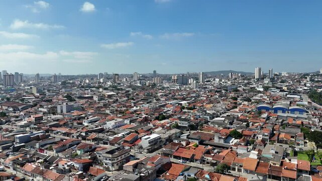 Vis&atilde;o a&eacute;rea de casas e telhados em bairro residencial de Mogi das Cruzes, S&atilde;o Paulo, na regi&atilde;o do Alto Tiet&ecirc;. Paisagem urbana com constru&ccedil;&otilde;es organizadas e vegeta&ccedil;&atilde;o ao redor