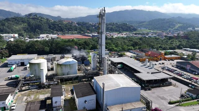 V&iacute;deo em 4K com vis&atilde;o a&eacute;rea feita por drone mostra a ind&uacute;stria de gases em Mogi das Cruzes. Estruturas industriais, tanques de armazenamento e &aacute;rea operacional em destaque sob c&eacute;u claro