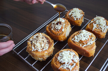 Rollos de pan dulce o golfeados con queso y melado de papelón o melaza. Repostería tradicional. 