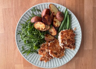 Vegiterian patties with salat, string beans and rosted potatoes 