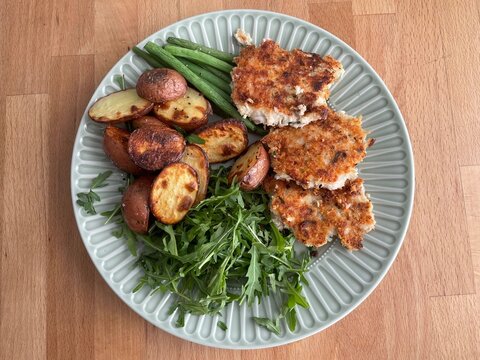 Vegiterian patties made of beans and potatoes, green beans and ruccula