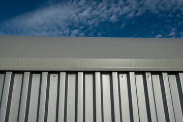 Steel corrugated sheet for facades is an insulating and resistant material, often used for its ability to offer excellent protection and insulation. Ideal modules in the architecture of a building