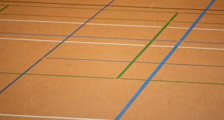 Hallenboden in einer Sporthalle mit diversen Spielfeld Linien