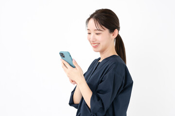 スマホを使う女性