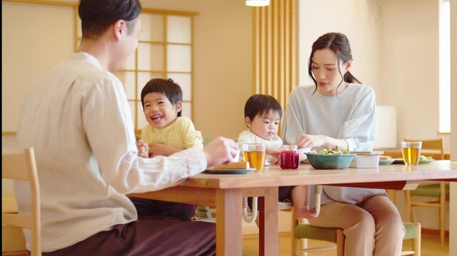 四人家族の食卓	
