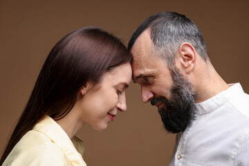 Obraz premium Happy daughter and father on brown background
