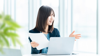 笑顔で対話をする女性・ビジネスウーマン