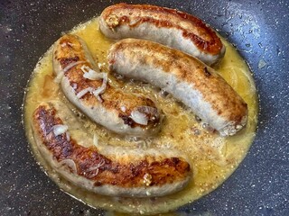 Andouillettes au vin blanc dans une poêle 