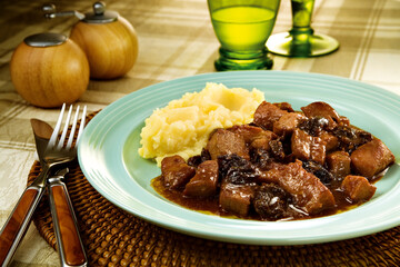 prato com picadinho de carne suína acompanhado de purê de batata