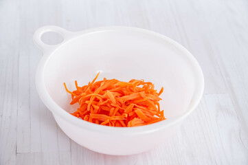 塩もみして水気を切った人参