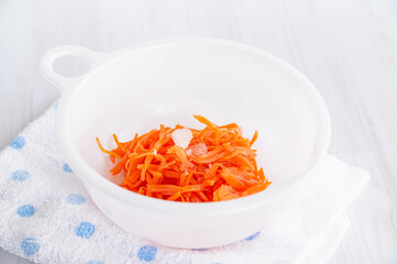 塩もみした人参に調味料を加えて休ませる