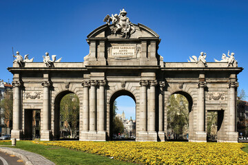 Obraz premium The grand Alcala Gate in Madrid, Spain