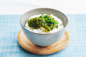 ご飯にのせためかぶ