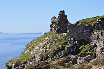 Fototapeta premium Ruins of Dun Scaith Castle TOKAVAIG Isle of Skye