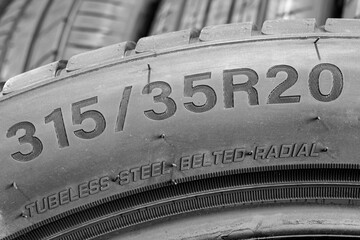 Side view of a tire with an indication of tire width, height and diameter, tubeless, radial type