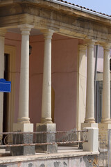 Naklejka premium Exploring historical architecture with elegant columns and pastel hues in a charming town