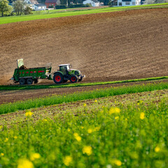 Traktor beim düngen auf dem Feld