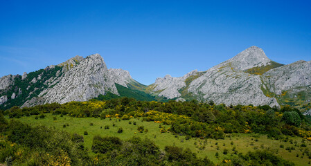 Riaño mountain peaks on a sunny day