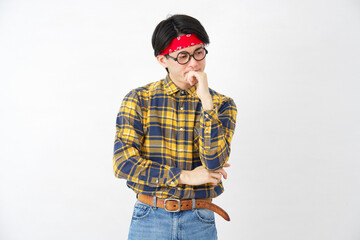 アキバ系の男性　悩む　白背景