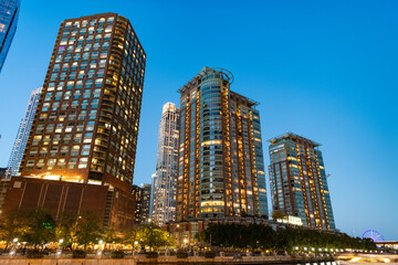 Obraz premium Skyscraper in city downtown. City downtown architecture. Office building in business district. Modern glass building. Chicago city. Skyscraper building architecture. Business skyscraper of glass