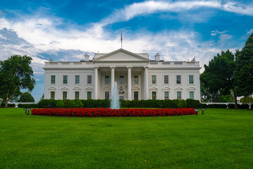 Obraz premium White House in Washington DC. The White House under blue sky. American presidents residence. Iconic White House building. Federal government. The White House and American flag.