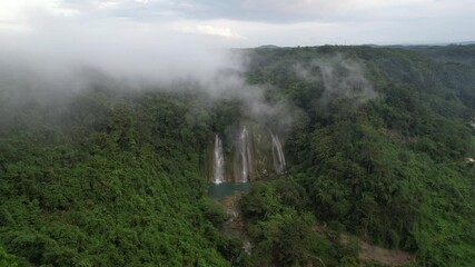 Sukabumi, Indonesia - 15 Agustus 2024: Pemandangan udara Air Terjun Cikaso, Sukabumi, Jawa Barat, Indonesia.
Pemandangan air terjun Cikaso yang indah di hutan tropis Sukabumi