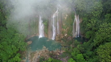 Sukabumi, Indonesia - 15 Agustus 2024: Pemandangan udara Air Terjun Cikaso, Sukabumi, Jawa Barat, Indonesia.
Pemandangan air terjun Cikaso yang indah di hutan tropis Sukabumi