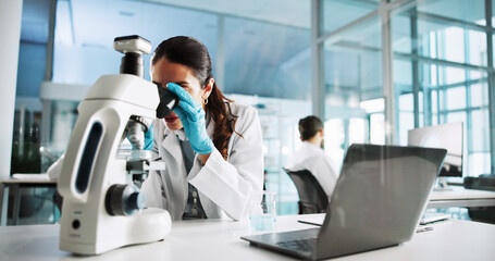 Obraz premium Scientist, woman or microscope with research in laboratory for sample analysis or testing bacteria. Science, medical equipment or biology study for pharmaceutical development or healthcare innovation