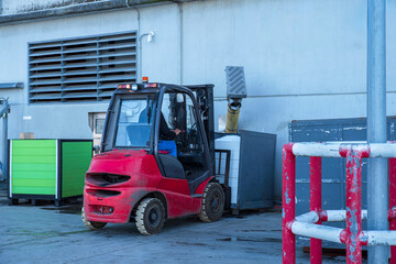 transporting goods in a port with a motorised trolley driven by a man