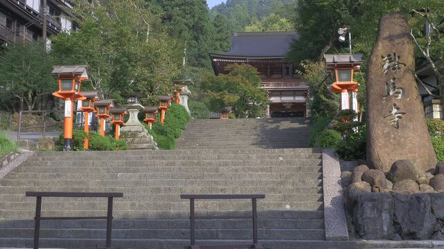 京都 鞍馬寺 仁王門と参道の風景