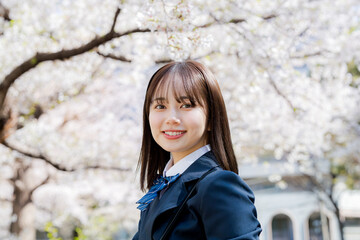 桜の中を歩く女子高生