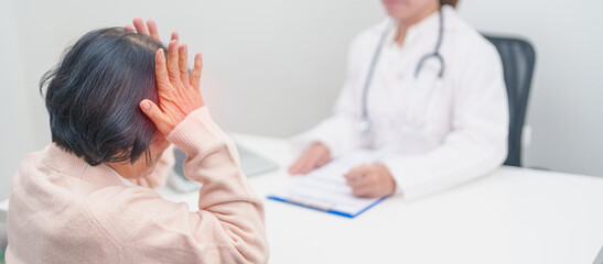 Obraz premium Senior Woman having headache and consulting doctor to disease. Elderly health patient, Medical Diagnosis, Migraine, Brain Tumor, Brain Stroke, Dementia, neurological disorder, alzheimer, Parkinson