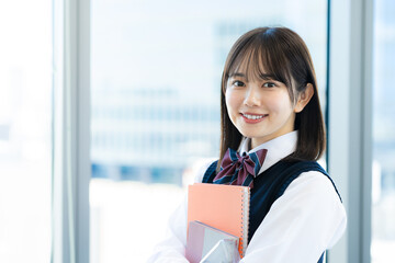 笑顔の女子高校生【撮影協力：学校法人電波学園　東京電子専門学校】
