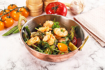 Gourmet salad with prawn and asparagus