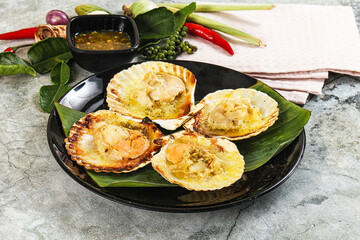 Griiled scallops in shell with cheese