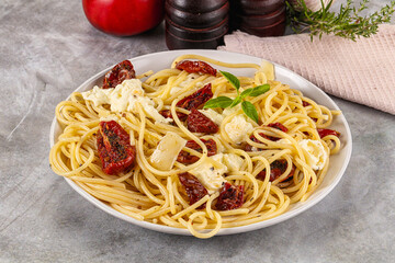 Italian spaghetti with stracciatella and tomato