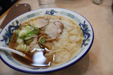 地元で人気の中華店の熱々で美味しいワンタンメン