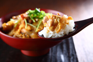 スプーンで一口分持ち上げた親子丼