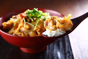 スプーンで一口分持ち上げた親子丼