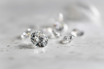 Diamant scintillant sur fond blanc flou