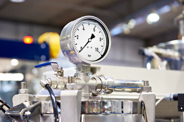 Manometer and hoses of hydraulic machine