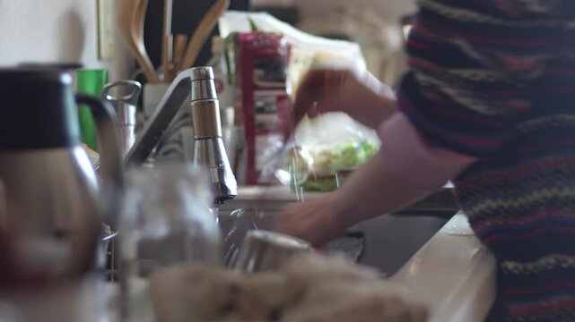 食器を洗う女性