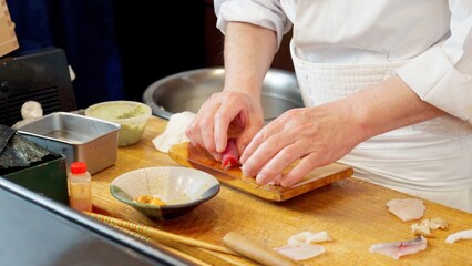 寿司を握る料理人の手元