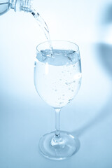 グラスに水を注ぐ