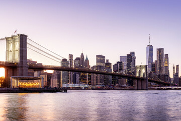 Fototapeta premium A panoramic sunset view of the Brooklyn Bridge stretching towards Manhattan