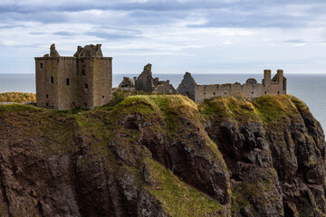 Fototapeta premium Dunnottar Castle rises in dramatic ruins atop a cliff overlooking the North Sea. Its breathtaking views, rich history, and rugged beauty make it one of Scotland’s most iconic and cinematic locations.