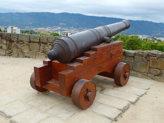 Vieux canon de guerre paysage montagne jardin