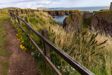 Fototapeta premium Dunnottar Castle rises in dramatic ruins atop a cliff overlooking the North Sea. Its breathtaking views, rich history, and rugged beauty make it one of Scotland’s most iconic and cinematic locations.