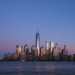 Fototapeta premium Captivating New York City Skyline at Dusk Bathed in Golden Hour Light