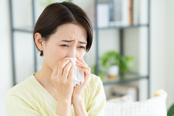 花粉症のミドルの女性